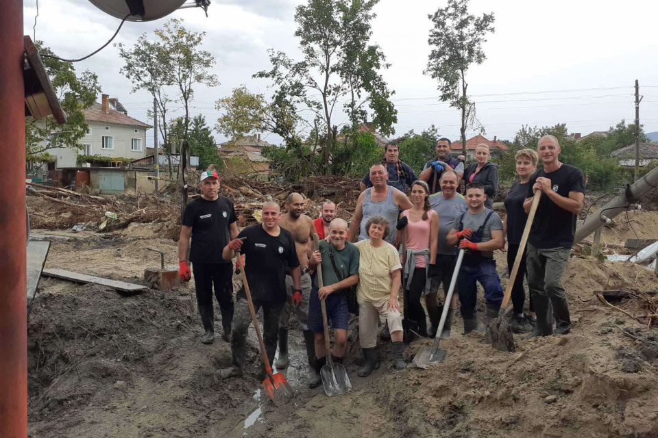 
13 души сформираха поредната група от доброволци от сливенското село Глушник, която отпътува през почивните дни за пострадалото от наводнение карловско...